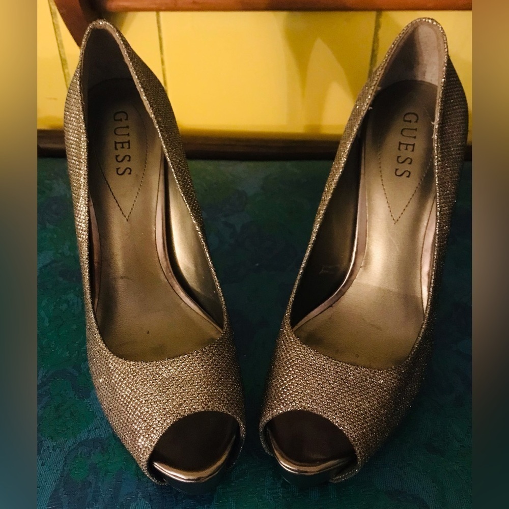 Guess Silver Shinny Platform Sparkle Heel 4.5” Size 8